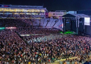 NOVA ZELÂNDIA REALIZA SHOW EM ESTÁDIO PARA + DE 50 MIL PESSOAS