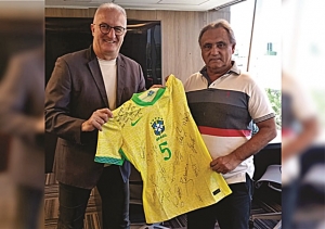 EMPRESÁRIO PATROCINENSE RECEBE CAMISA DA SELEÇÃO DE DORIVAL JR; UNIFORME SERÁ DOADO AO HC PATROCÍNIO