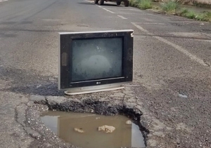 TV NA RUA SINALIZA IMENSO BURACO NA RUA PRESIDENTE VARGAS