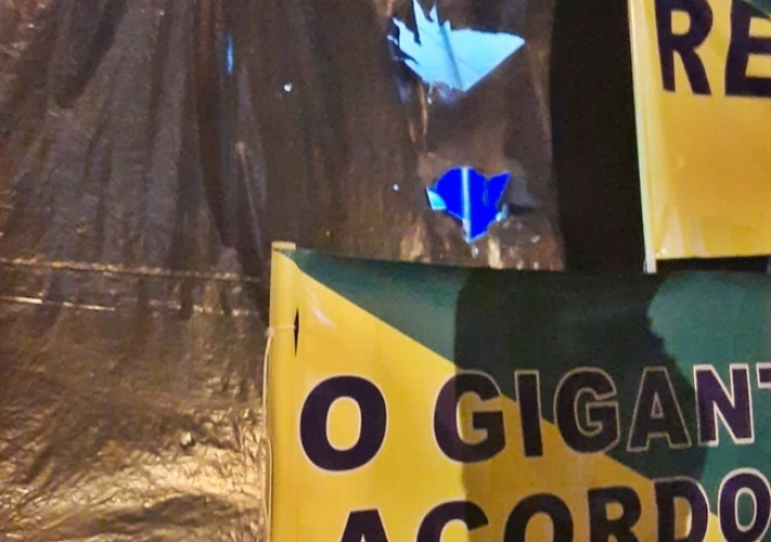 MANIFESTANTES ACAMPADOS NA PRAÇA DO TG SÃO ATACADOS