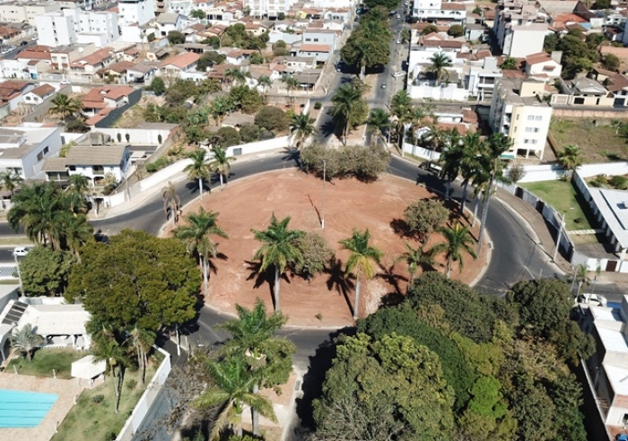 ROTATÓRIA ENTRE AS AVENIDAS JOÃO ALVES E JACINTO BARBOSA GANHA PRAÇA