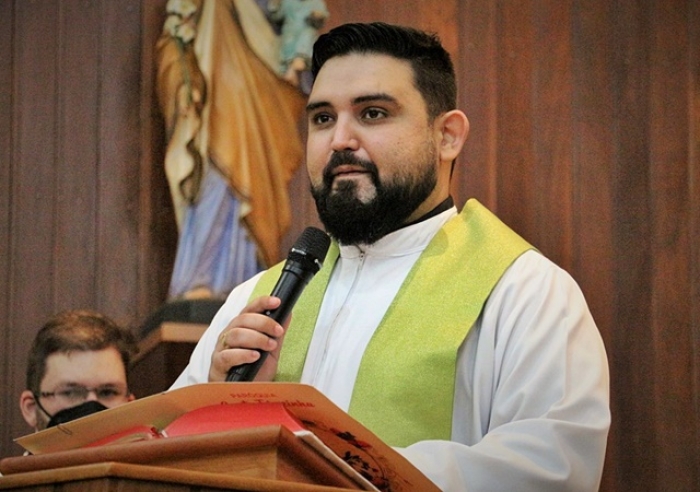 PADRE ARTUR GANHA DESTAQUE NACIONAL APÓS CÃOZINHO INVADIR ALTAR