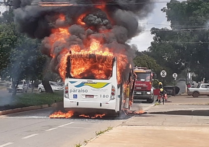 ÔNIBUS DA VIAÇÃO CIDADE PARAÍSO PEGA FOGO