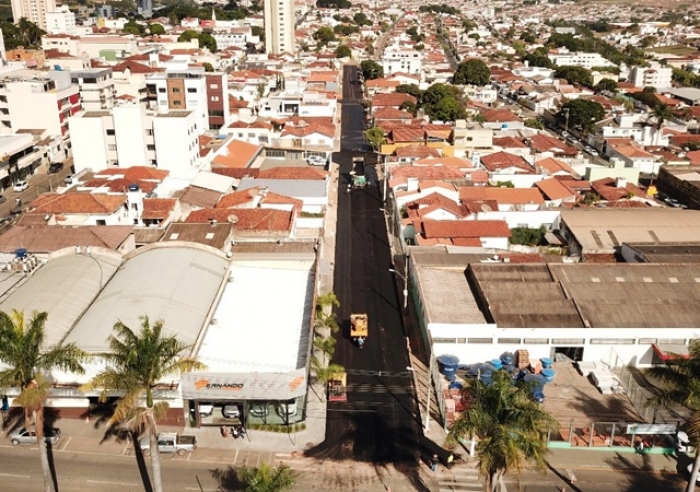 PREFEITO REGISTRA RETIRADA DE BLOQUETES E ASFALTAMENTO DA RUA CORONEL RABELO