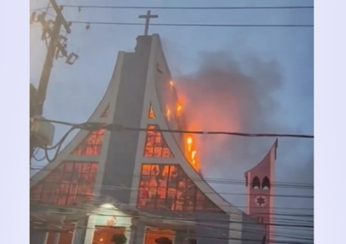 IGREJA PEGA FOGO APÓS SER ATINGIDA POR RAIO NA GRANDE SP