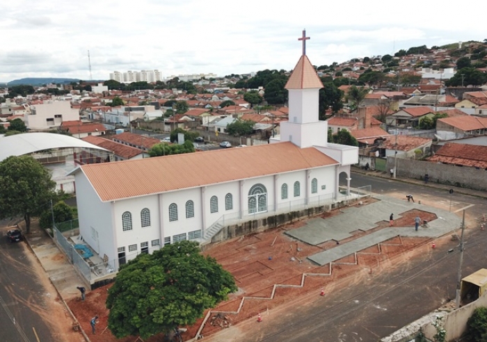 OBRAS DA PRAÇA DA IGREJA N SRA DO ROSÁRIO, NA MATINHA, SEGUEM EM RITMO ACELERADO