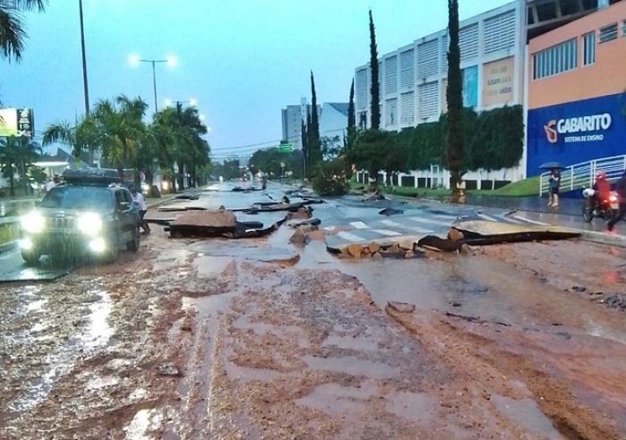 CHUVA FORTE ATINGE UBERLÂNDIA E ALAGA RUAS DA CIDADE