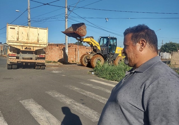 A PEDIDO DO VEREADOR CARLÃO, SECRETARIA DE OBRAS FAZ MUTIRÃO DE LIMPEZA NO SERRA NEGRA