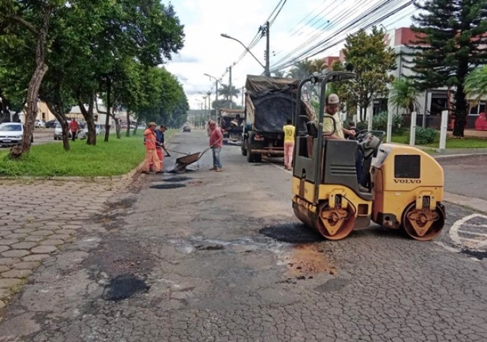 GOVERNO MUNICIPAL INTENSIFICA MANUTENÇÃO DE VIAS URBANAS E RURAIS DURANTE PERÍODO CHUVOSO