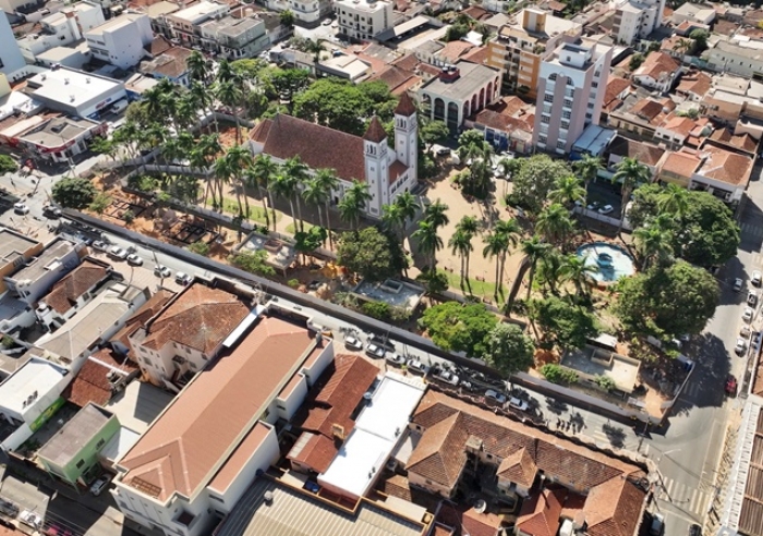 OBRAS DO CALÇADÃO DA PRAÇA SANTA LUZIA A TODO VAPOR