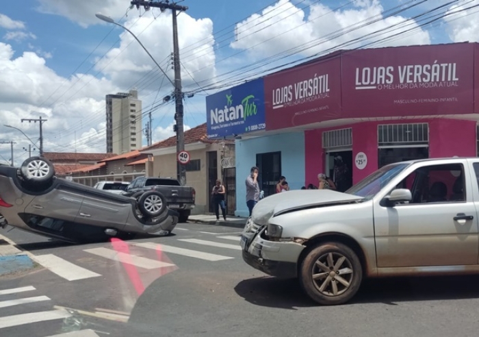 ACIDENTE NO CENTRO DEIXA HB20 DE RODAS PRO AR