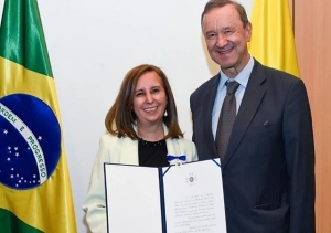 PATROCINENSE BEATRIZ MIRANDA CORTES RECEBE A INSÍGNIA DA ORDEM DO RIO BRANCO NA COLÔMBIA