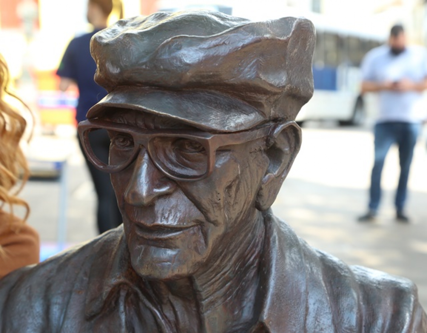 ESTÁTUA DE CHICO XAVIER É INAUGURADA NO CENTRO DE UBERABA