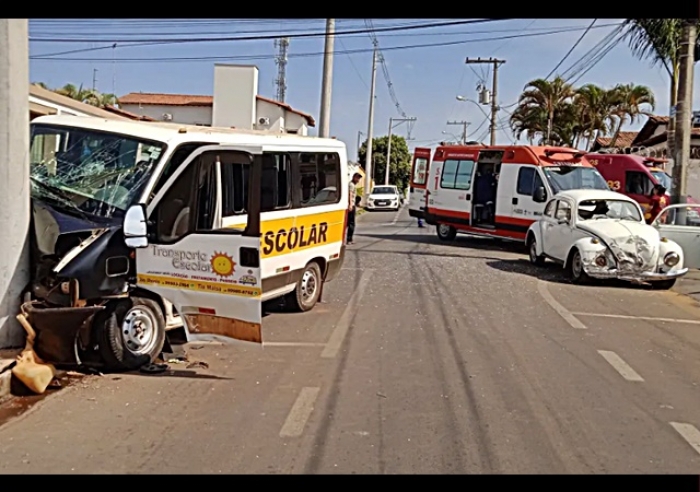 SUSTO E DANOS MATERIAIS: FUSCA SE CHOCA COM VAN ESCOLAR NO BAIRRO CONSTANTINO