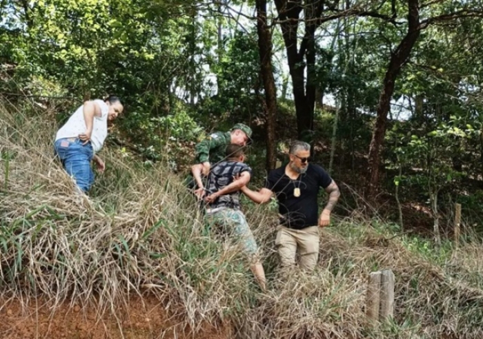 FUGITIVO DE PENITENCIÁRIA DE CARMO DO PARANAÍBA É ENCONTRADO EM CIMA DE ÁRVORE EM ARAPUÁ