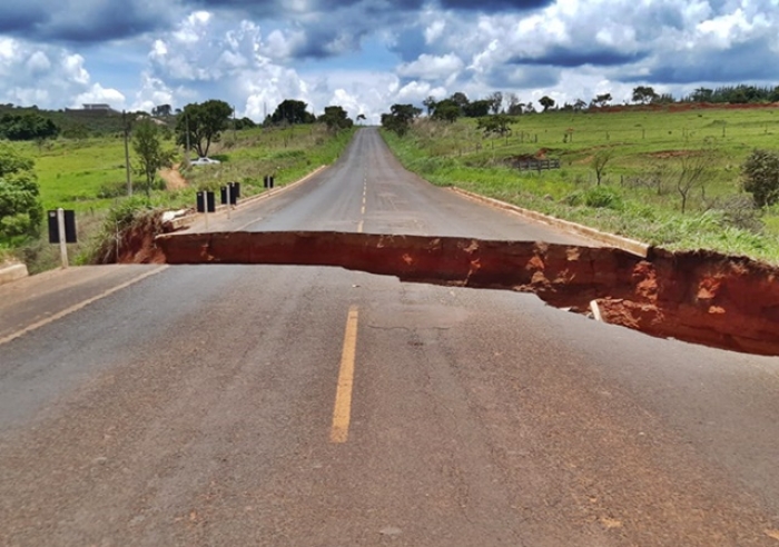 CRATERA SE ABRE NA RODOVIA PATROCÍNIO/PERDIZES