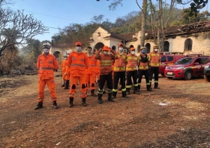 BOMBEIROS SEGUEM NO COMBATE A INCÊNDIO EM VEGETAÇÃO NATIVA NA REGIÃO DO HOTEL SERRA NEGRA