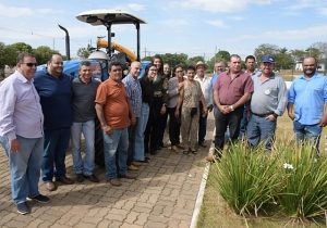 SECRETARIA DE AGRICULTURA FAZ HOMENAGEM AO HOMEM DO CAMPO E ENTREGA MAQUINÁRIOS NO DIA DO AGRICULTOR