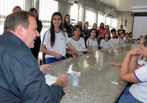 REDE MUNICIPAL DE ENSINO RECEBE MAIS DE 8 MIL KITS DE MATERIAL ESCOLAR