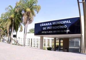 VEREADORES DEBATEM A SUSPENSÃO DO ESTACIONAMENTO ROTATIVO E LIMPEZA PÚBLICA DA CIDADE