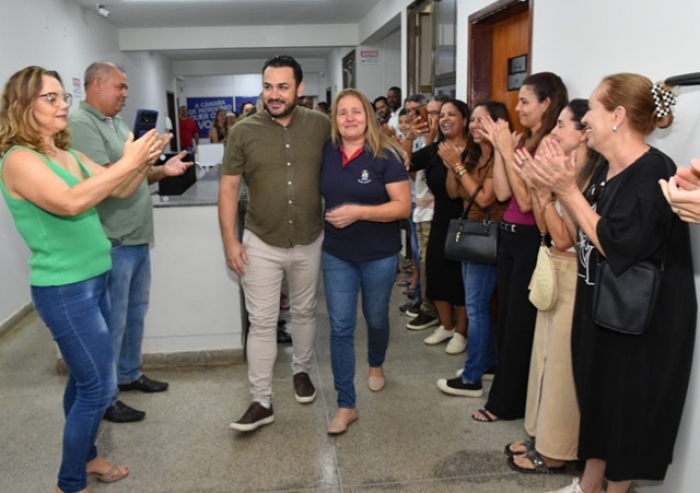 EDNA LIMA É HOMENAGEADA APÓS 37 ANOS DE EXCELENTES SERVIÇOS PRESTADOS À CÂMARA MUNICIPAL