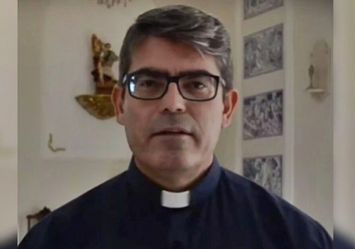 PADRE PEDE DISPENSA DA IGREJA DEPOIS DE DESCOBRIR QUE VAI SER PAI