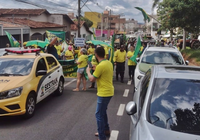 RESISTÊNCIA CIVIL ACAMPADA NA PRAÇA DO TG FAZ MANIFESTAÇÃO NO CENTRO DA CIDADE