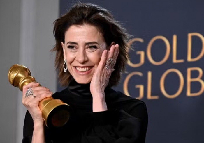 FERNANDA TORRES LEVA O GLOBO DE OURO