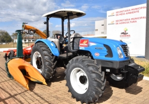 VEREADORES PARTICIPAM DE HOMENAGEM NO DIA DO AGRICULTOR NA ENTREGA DE MAQUINÁRIOS AGRÍCOLAS