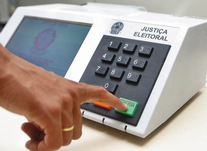 TSE NÃO PROÍBE, MAS &#039;RECOMENDA&#039; A ELEITORES COM COVID-19 QUE EVITEM IR VOTAR