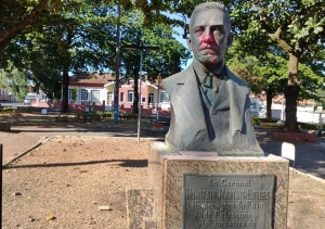 PRAÇA HONORATO BORGES, DESLEIXO E ABANDONO NO CENTRO DA CIDADE