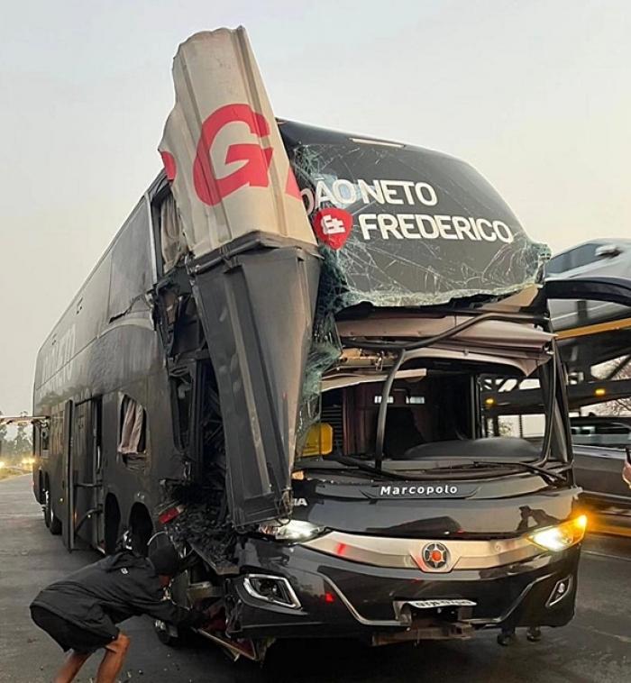 ÔNIBUS DA DUPLA JOÃO NETO &amp; FREDERICO BATE EM CARRETA NA BR-040, EM MG