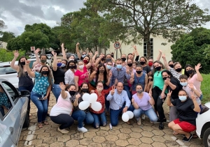 APÓS CARREATA, EDUCADORES SE REÚNEM COM EMERSON CAIXETA NA PORTA DA SME