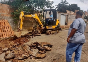 CARLÃO E SECRETÁRIOS ACOMPANHAM DE PERTO OBRAS DE FORNECIMENTO DE ÁGUA À INVASÃO