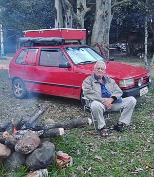 CAMINHONEIRO APOSENTADO DE 71 ANOS MATA SAUDADES DA ESTRADA VIAJANDO NUM FIAT UNO