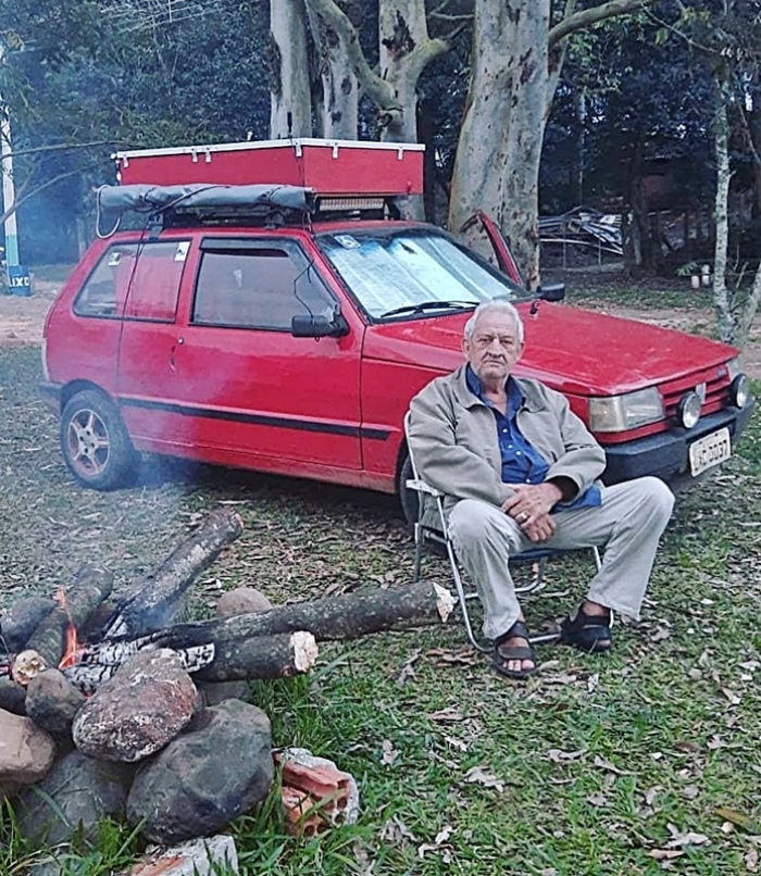 CAMINHONEIRO APOSENTADO DE 71 ANOS MATA SAUDADES DA ESTRADA VIAJANDO NUM FIAT UNO